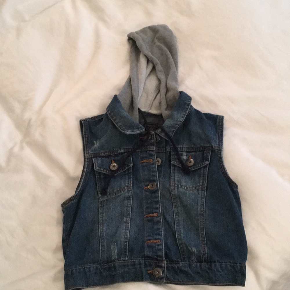 Ci Sono Cropped, sleeveless Denim jacket